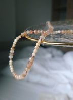 Collar de piedra solar en tonos beige