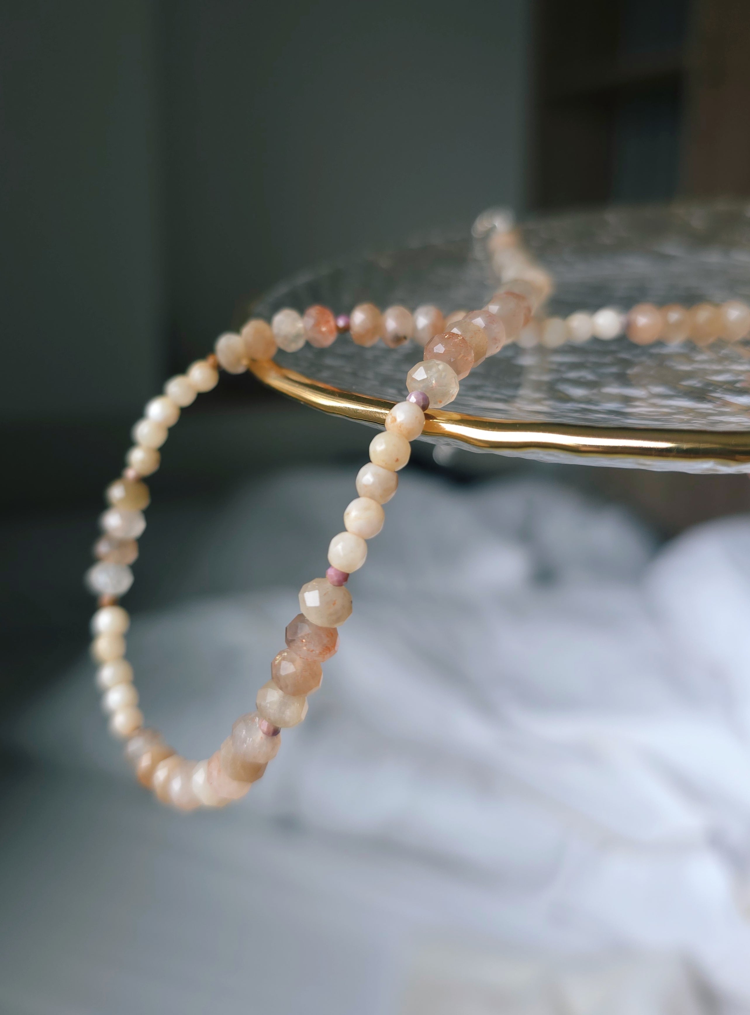 Bēšas saules akmens krelles