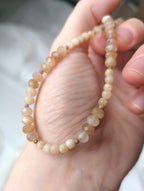 Collar de piedra solar en tonos beige