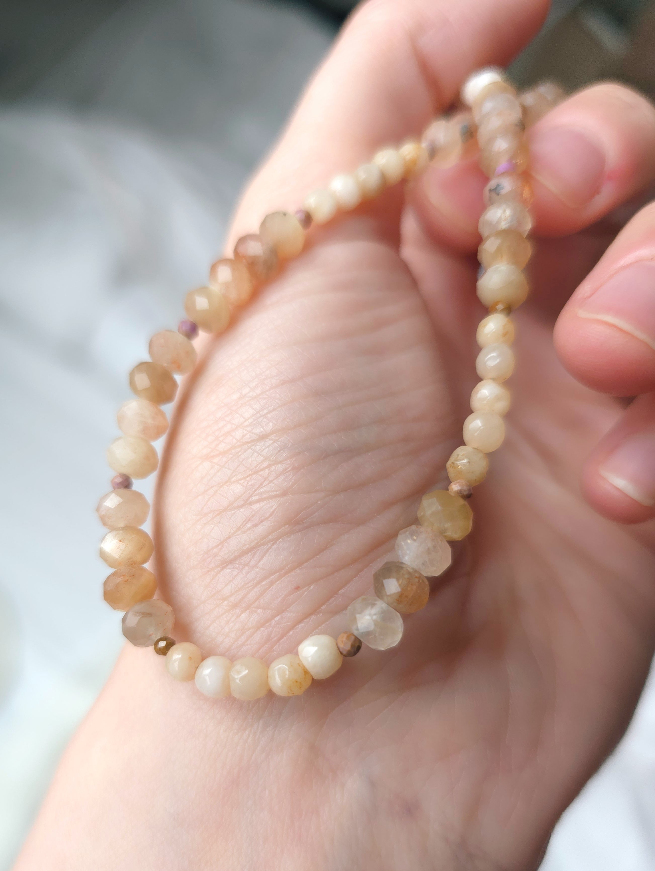 Bēšas saules akmens krelles