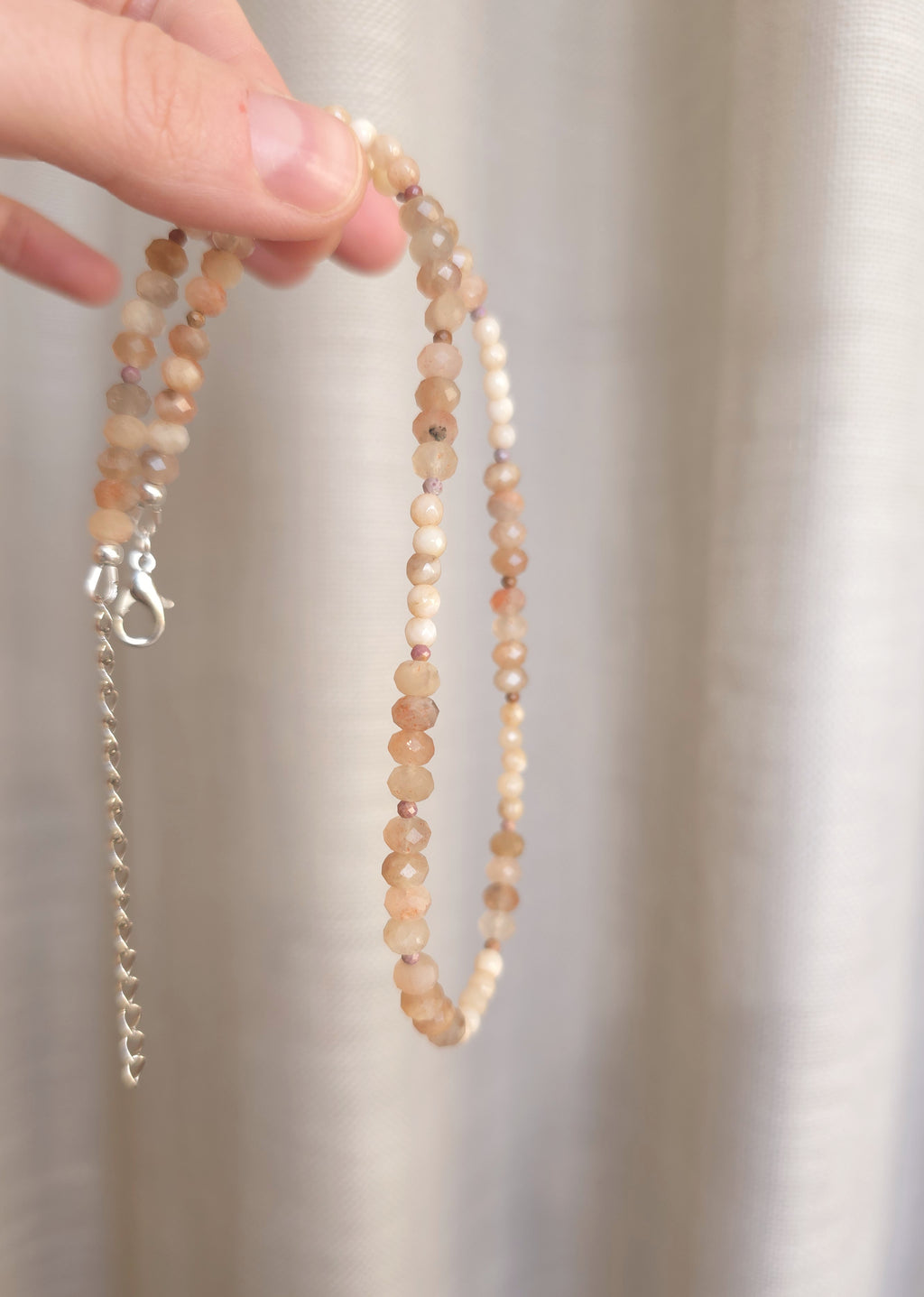 Collar de piedra solar en tonos beige