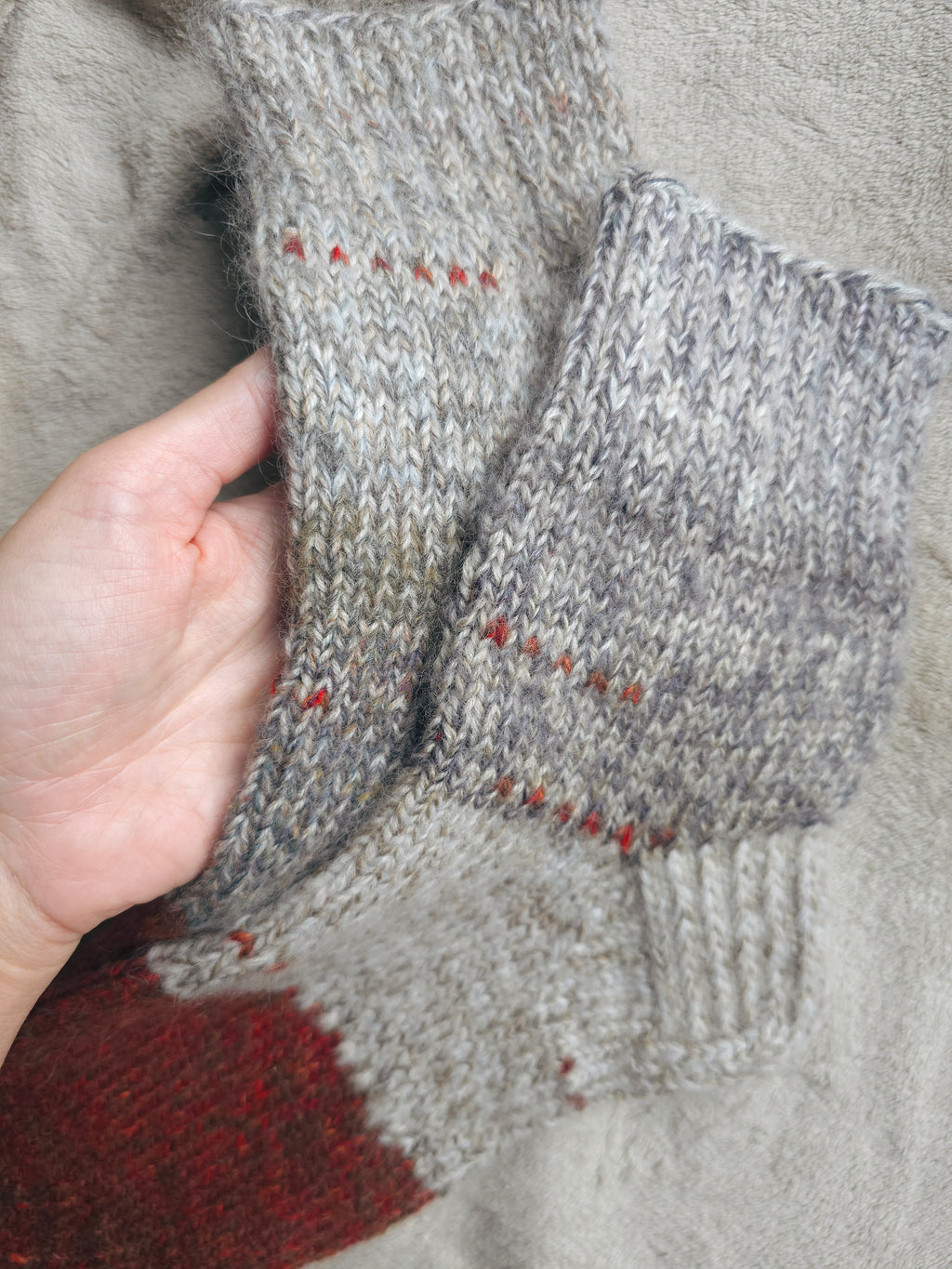 Pelēki bēšās, sarkanās vilnas zeķes. Pēdas garums 27.5cm