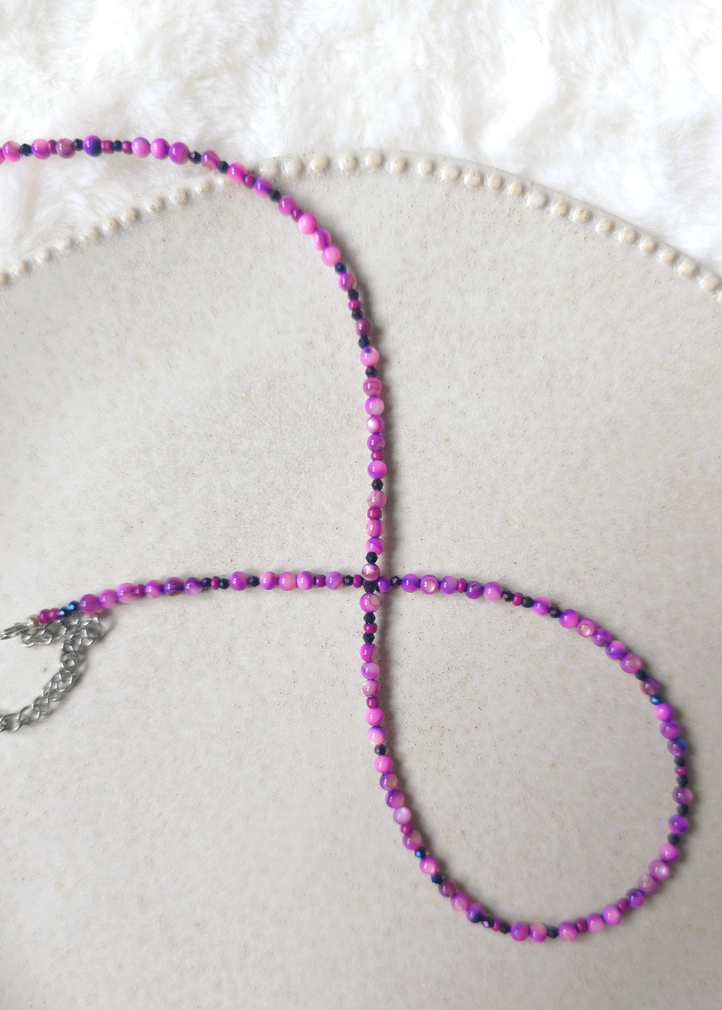 Violetās, sīko pērlīšu perlamutra krelles