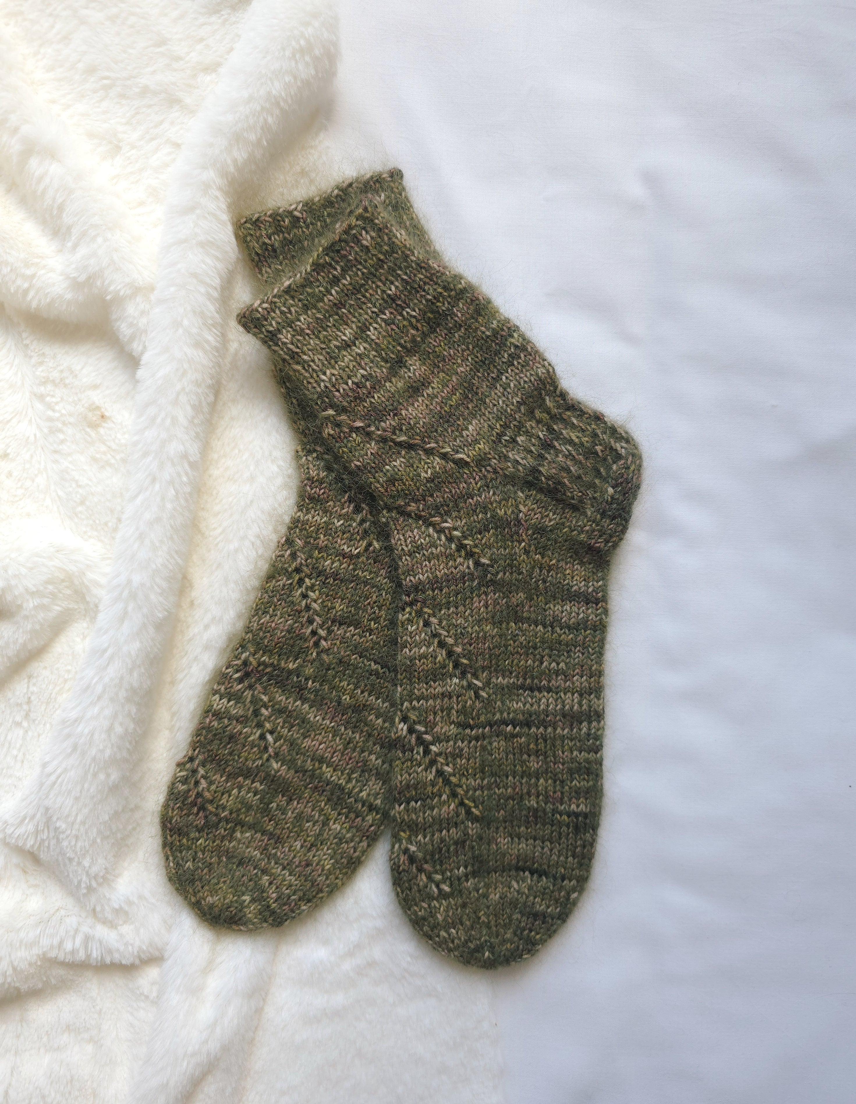 Forest green handknitted woolen socks. Foot size 24cm