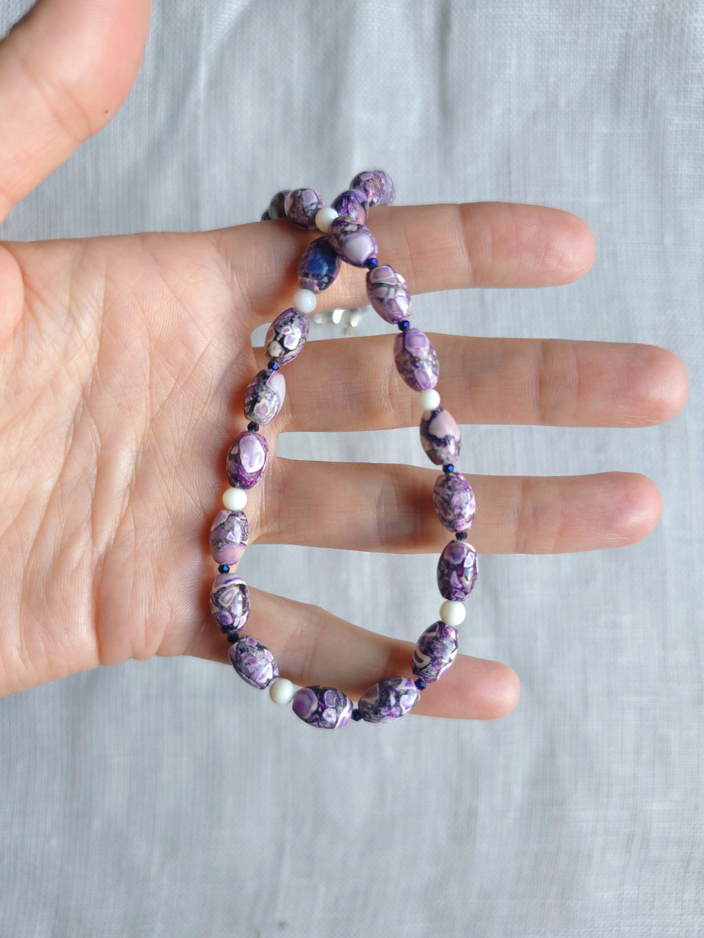 Raibi violetas krelles