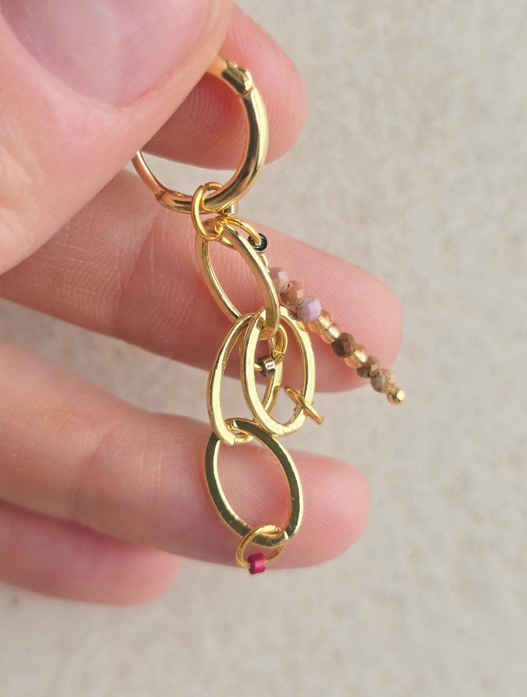 Piezemēti košie un elegantie ķēdīšu auskari.