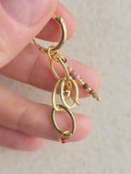 Piezemēti košie un elegantie ķēdīšu auskari.