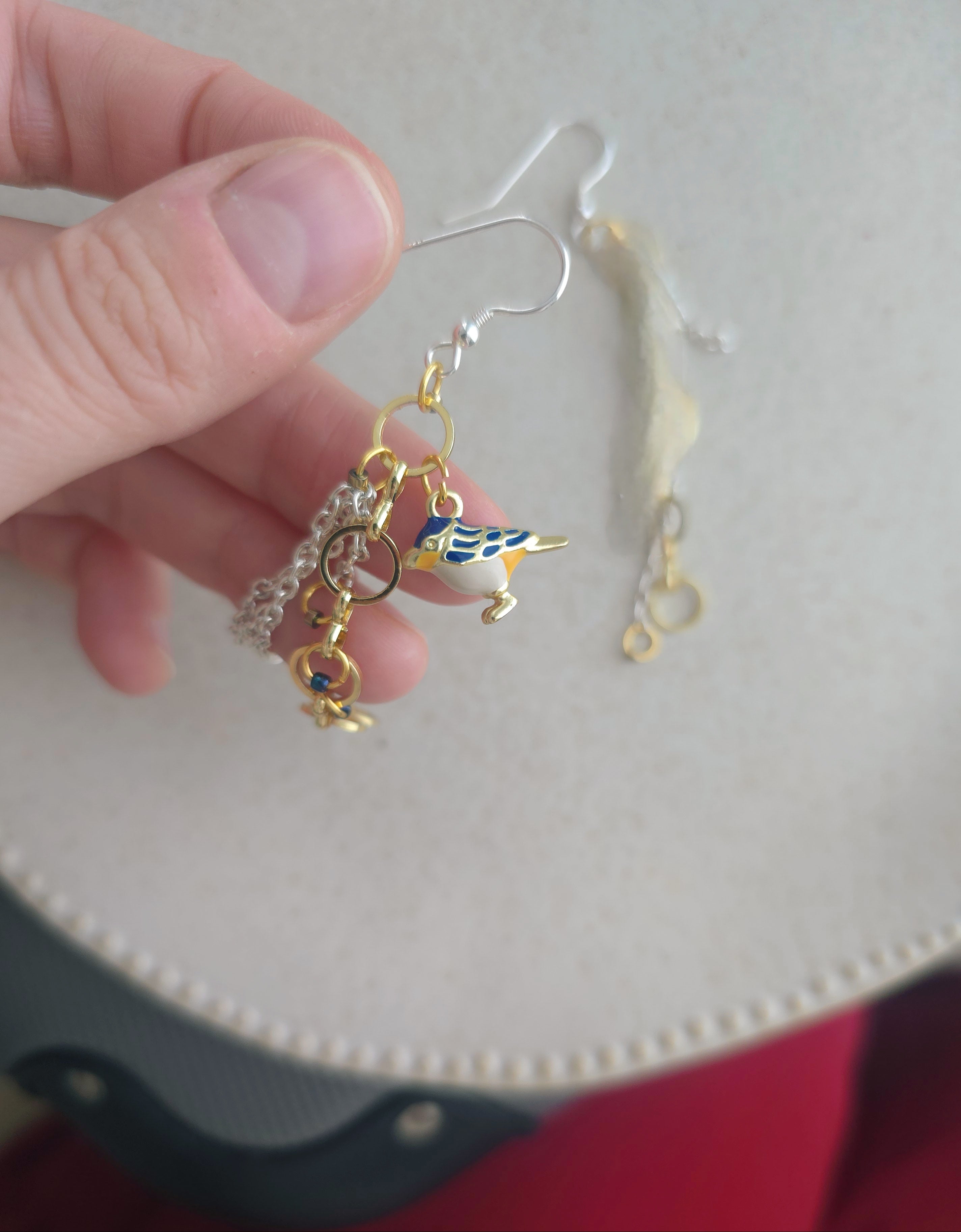 Ķēdīšu auskari sievietēm ar putniņa simbolu.