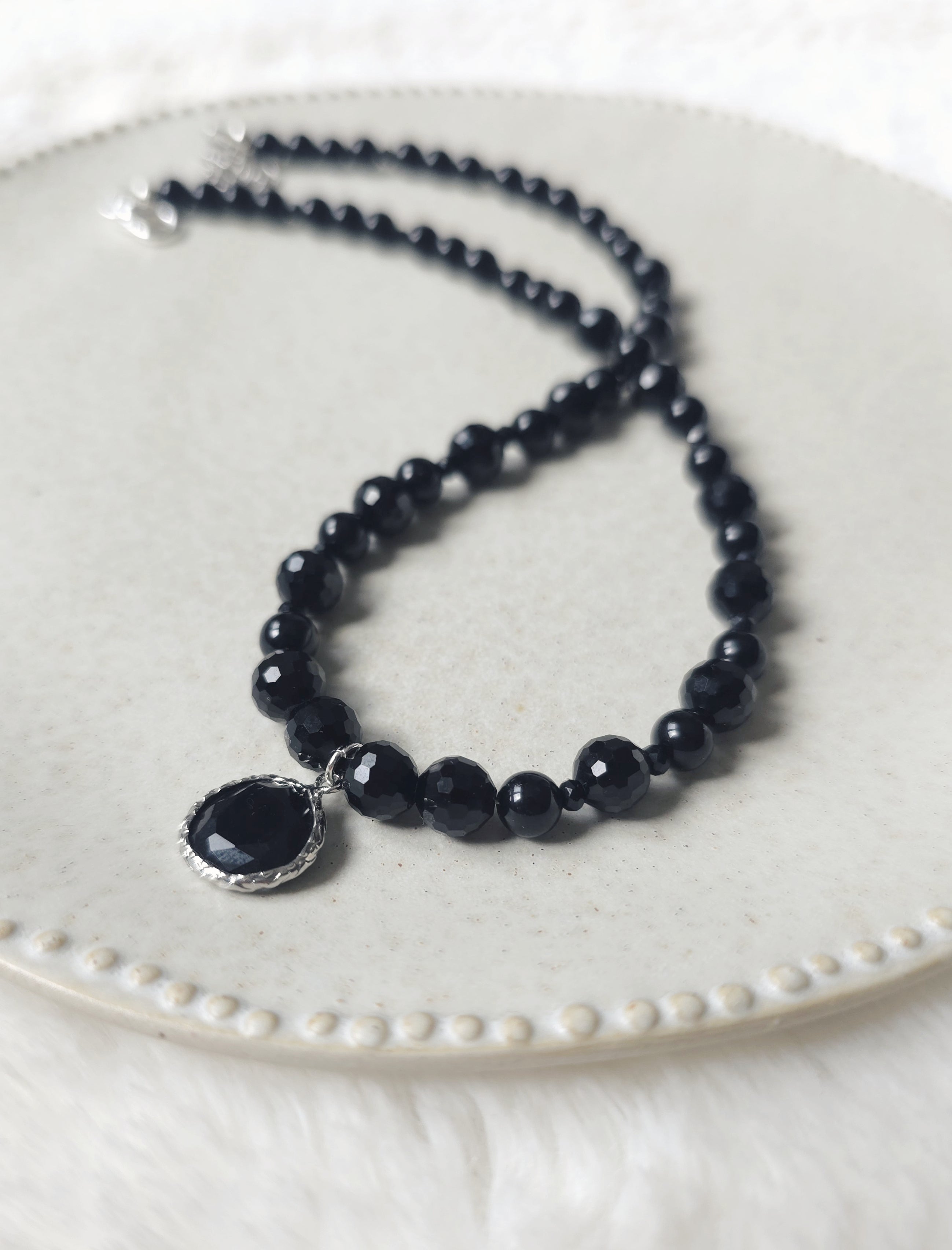 Melnas krelles no oniksa un stikla kristāliņiem