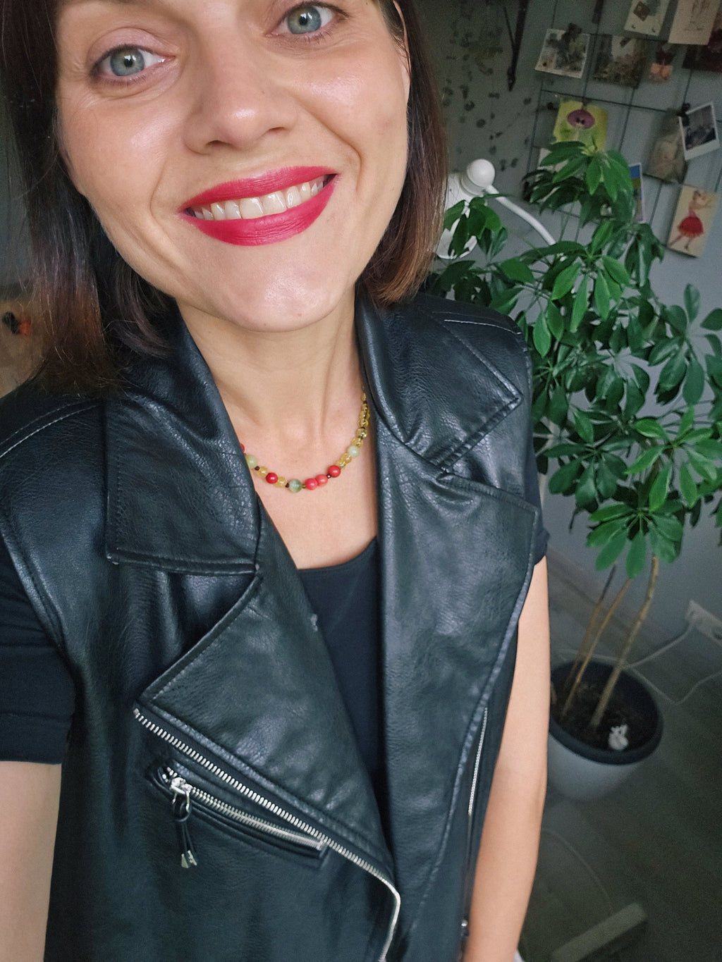 Collar verde y rojo como manzanas jugosas.