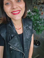 Collar verde y rojo como manzanas jugosas.