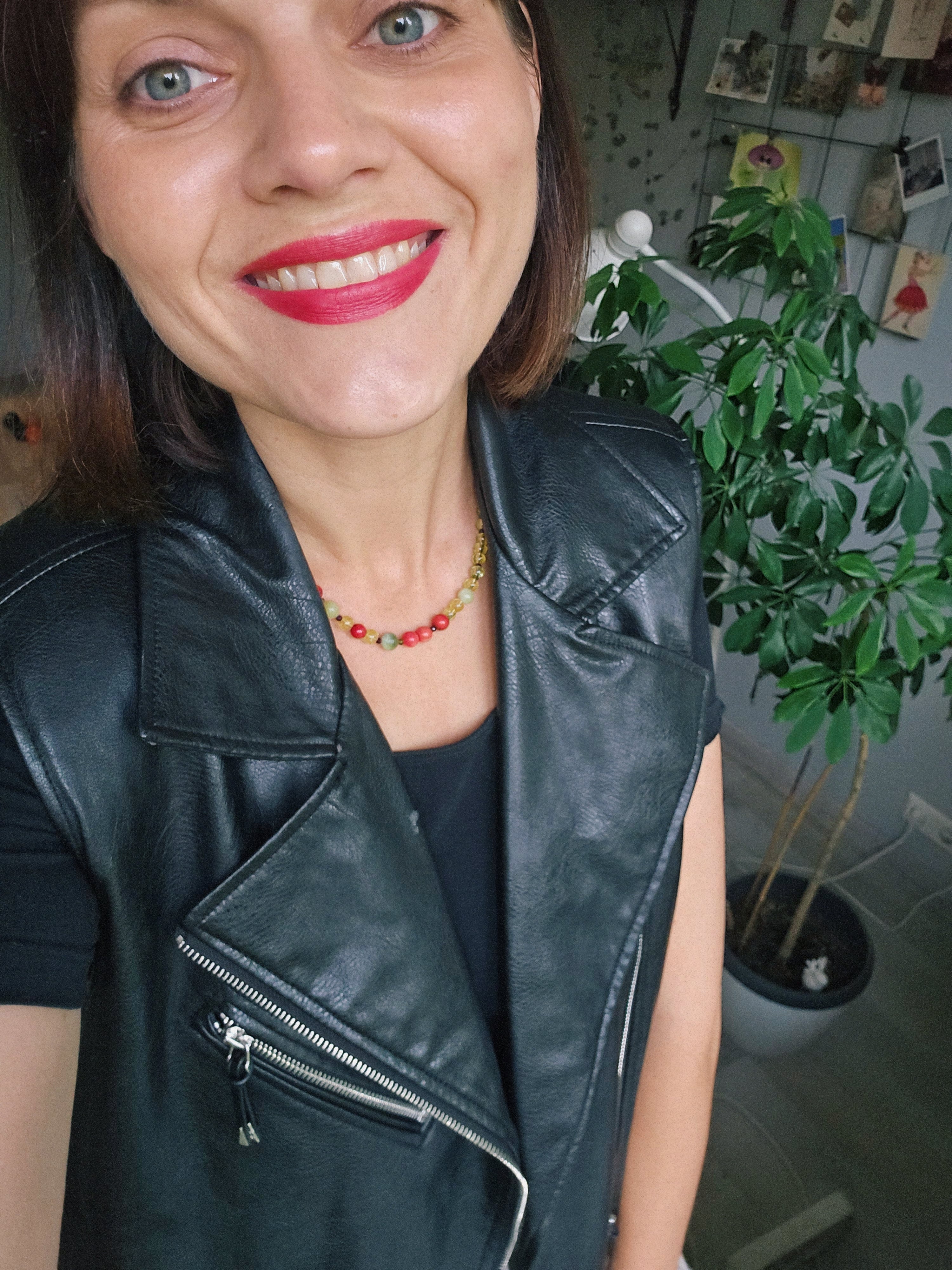 Sarkani zaļās krelles no koraļla, serpentīna un stikla pērlēm