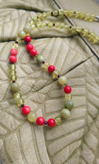 Collar verde y rojo como manzanas jugosas.