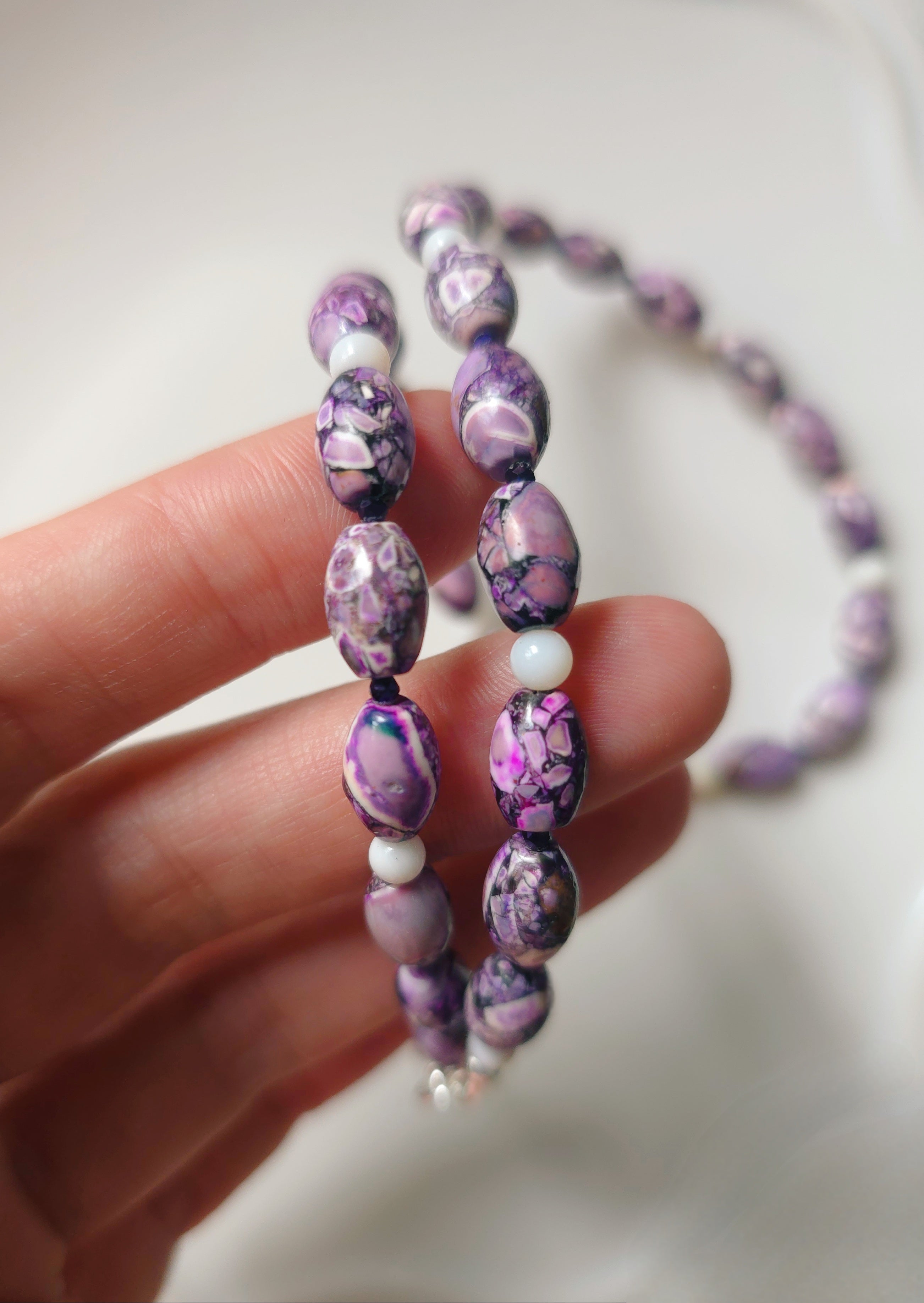 Raibi violetas krelles