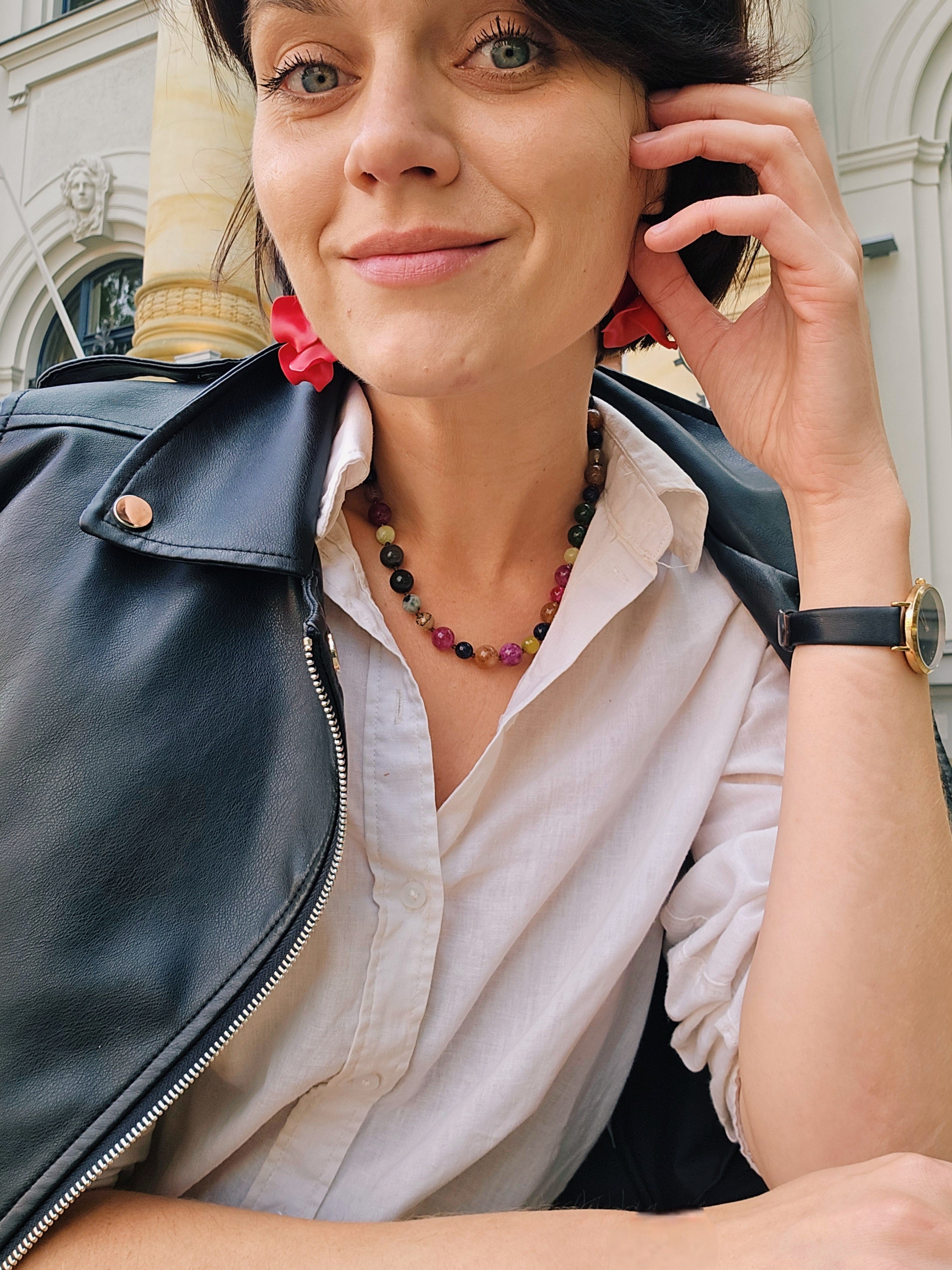 Dažādu akmeņu raibās krelles tumši košās nokrāsās