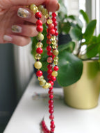 Collar verde y rojo como manzanas jugosas.