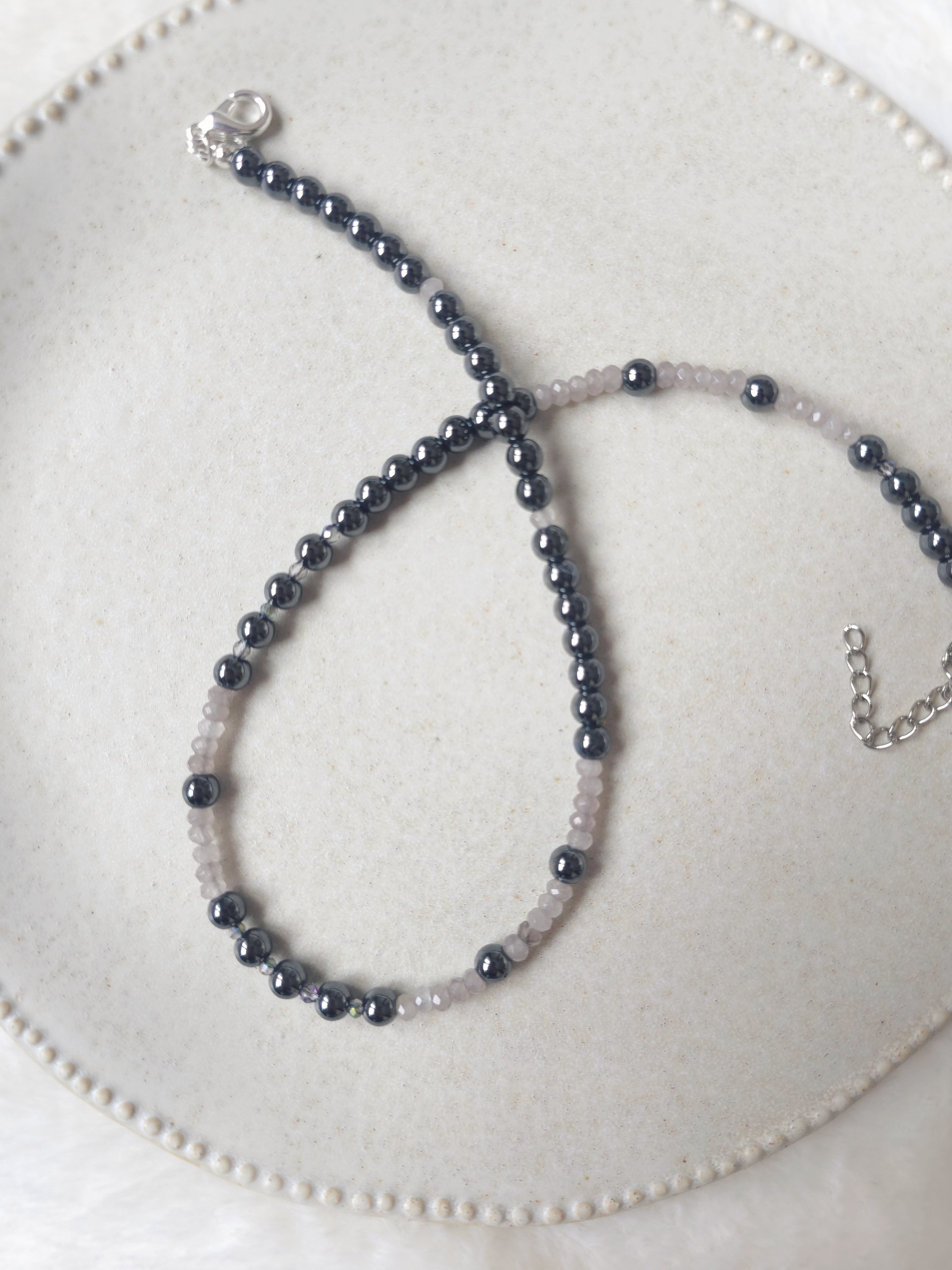 Latvieša pelēkās krelles no hematīta un nefrīta