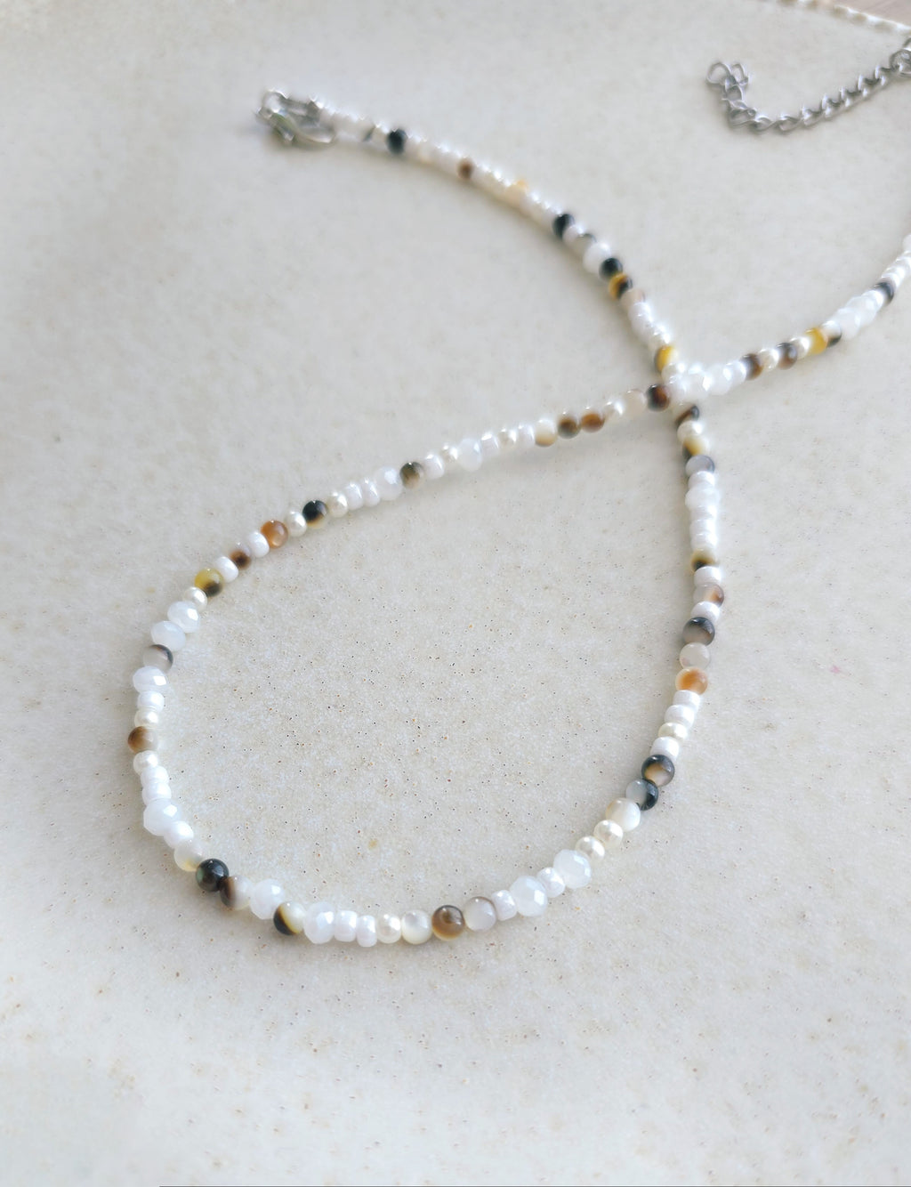 Mother of pearls beaded necklace with adjustable length