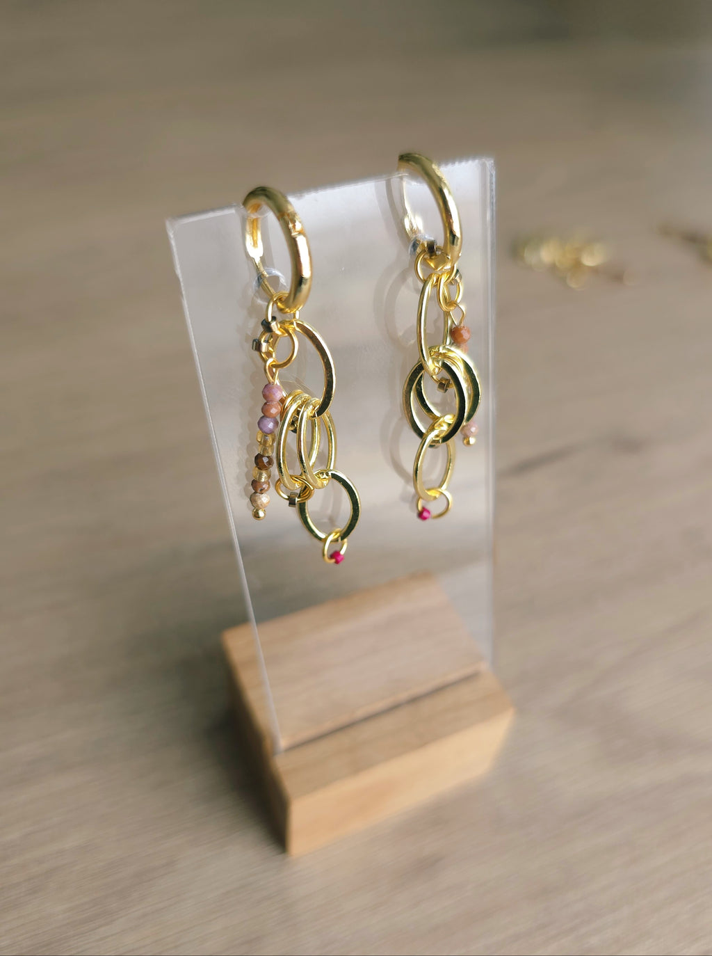 Piezemēti košie un elegantie ķēdīšu auskari.