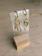 Piezemēti košie un elegantie ķēdīšu auskari.