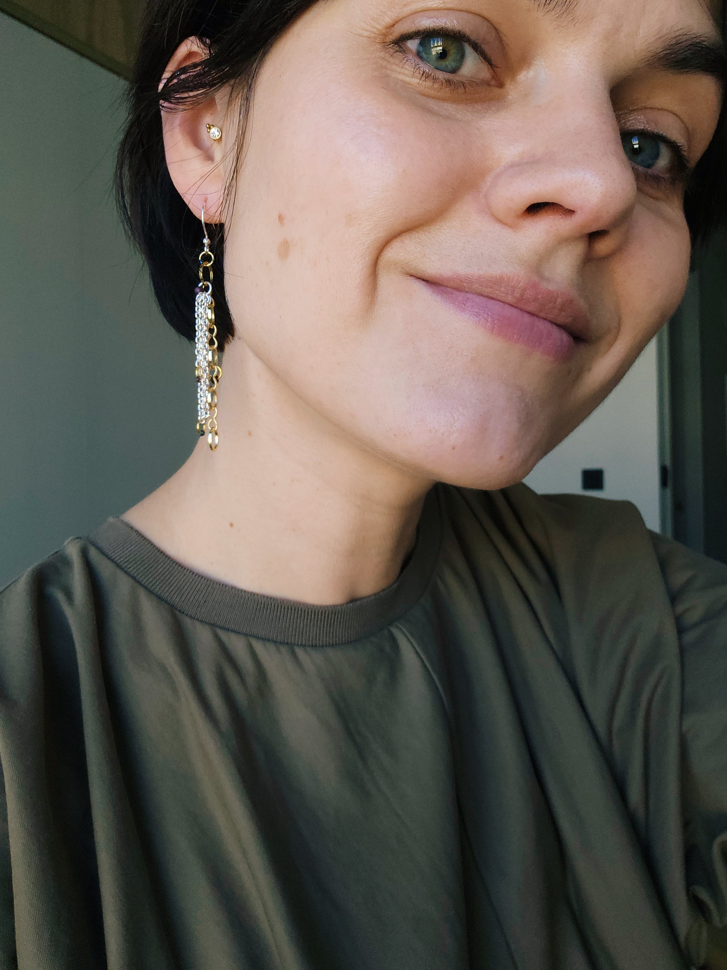 Zelta un sudraba toņu auslari ar košiem akcentiem. 