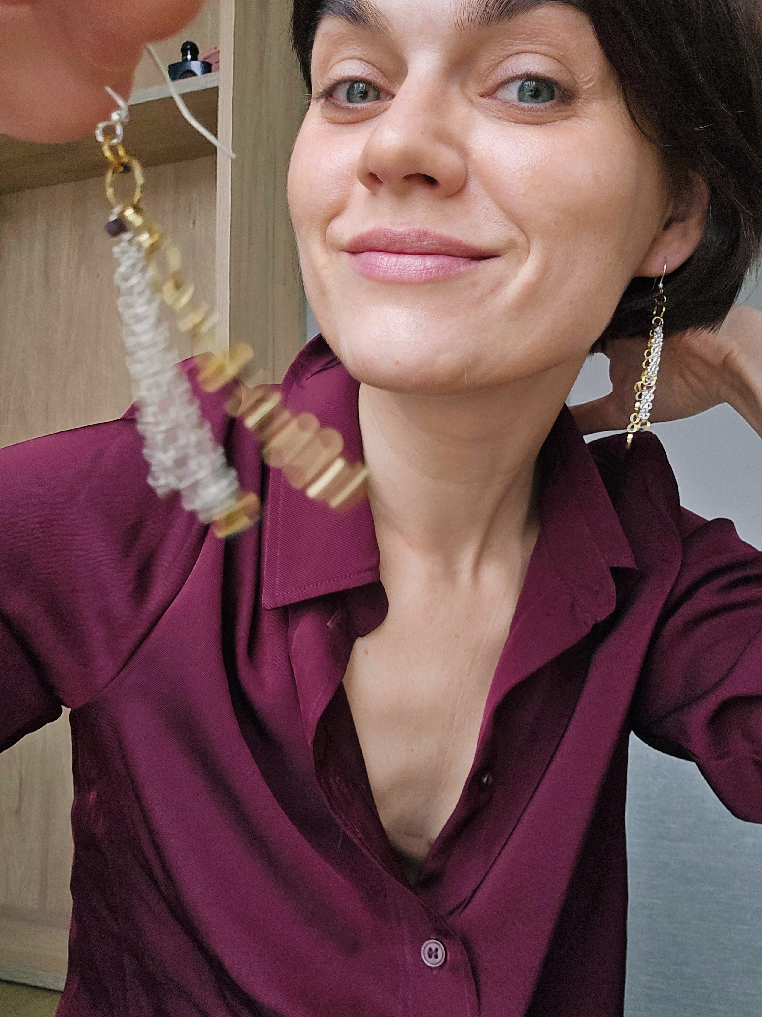 Zelta un sudraba toņu auslari ar košiem akcentiem. 