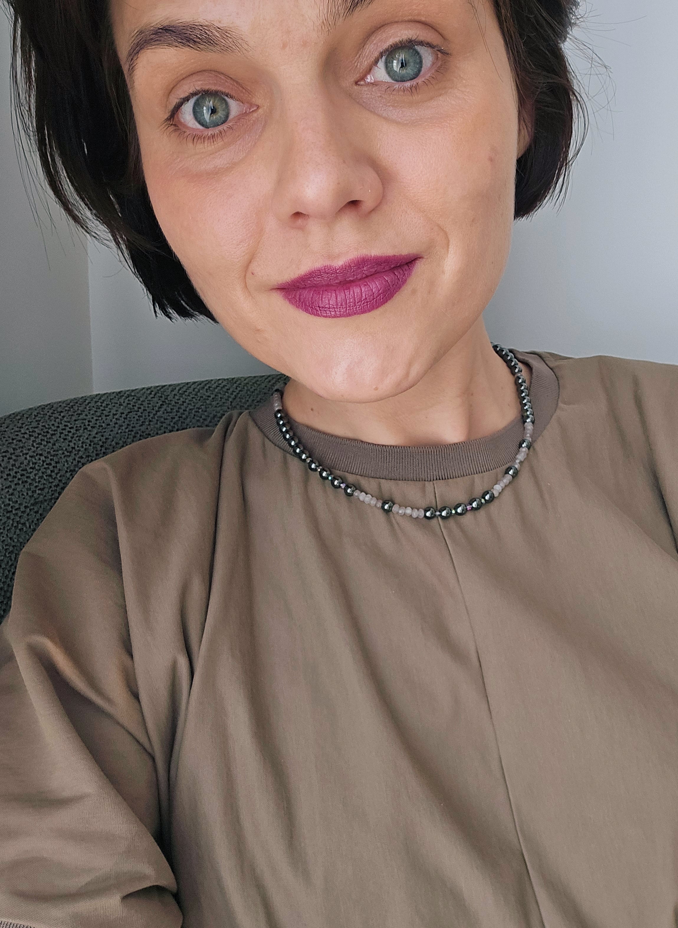 Sazemēti pelēkās hematīta un nefrīta krelles
